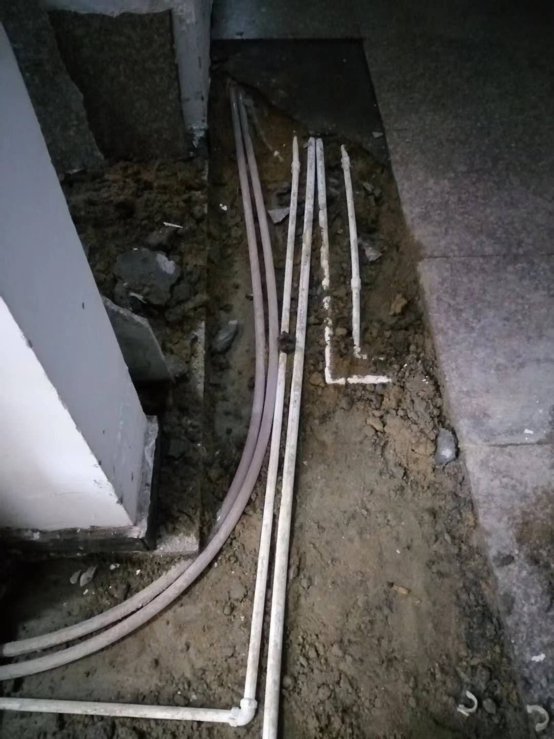 巴里坤漏水，切勿盲目乱刨乱砸
