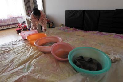 巴里坤楼上漏水，住户失联，小区没物管，业主维权难！律师来支招……